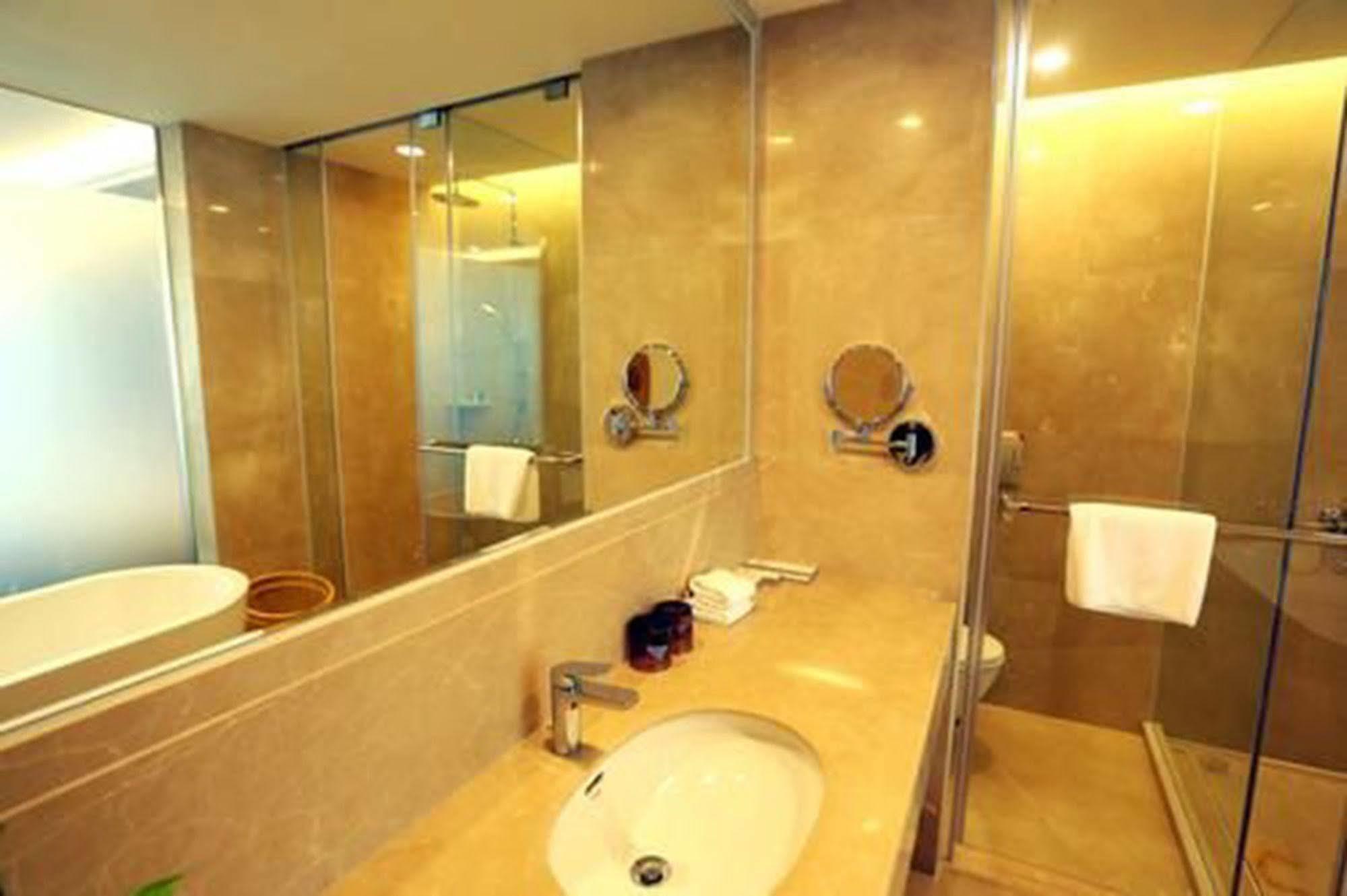 Shenzhen Baoan Plus Gems Cube Hotel Exterior foto